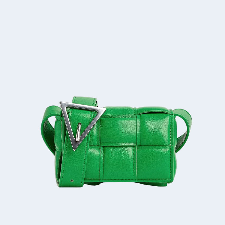 보테가 베네타 패디드 캔디 카세트백 패러킷